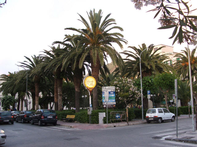 La villa centrale di Capo d'Orlando accanto al Comune width=